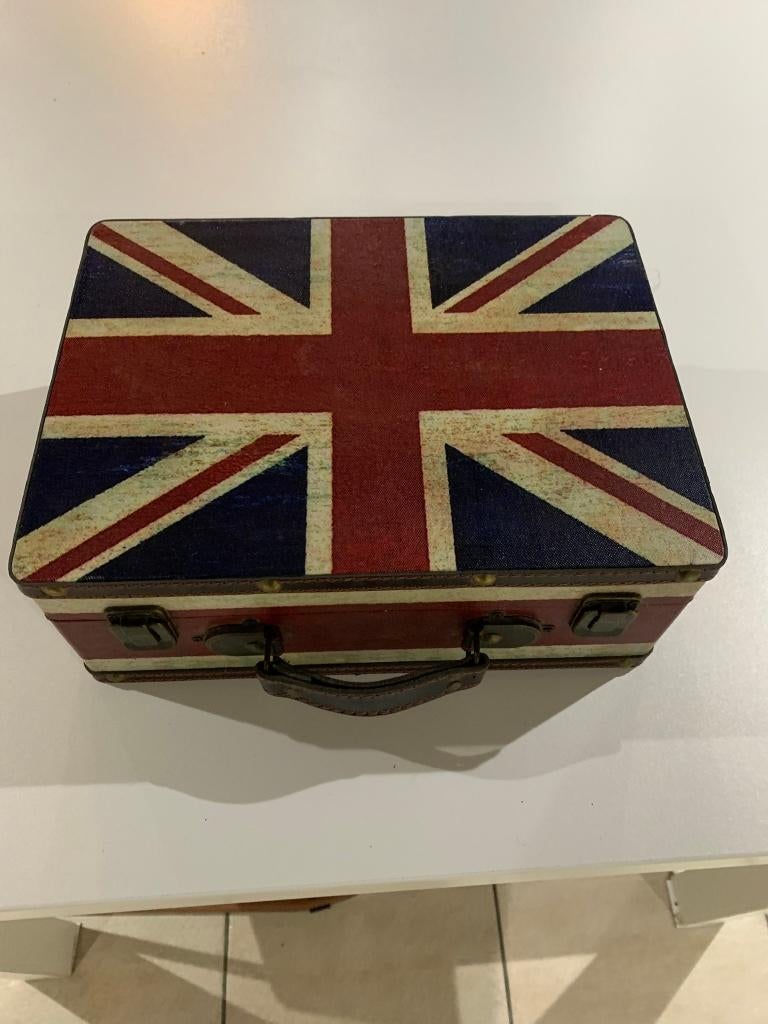 Te koop twee Union Jack koffers met DVD's inbegrepen, Ophalen, Gebruikt