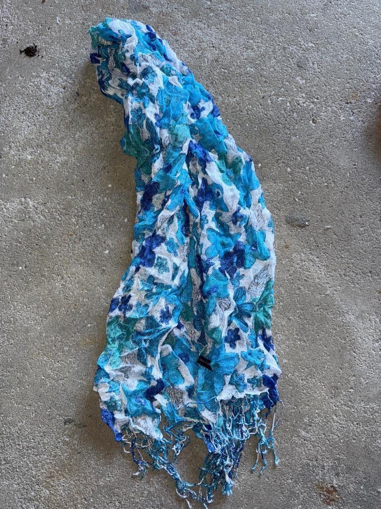 Foulard bleue à motifs fleurs, Enlèvement ou Envoi, Neuf