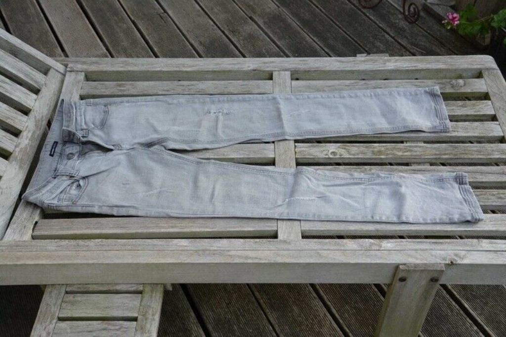 2 Jeans maat 36 2 stks 1 washed grijs en 1 biker bordeaux, Verzenden, 3 suisses, W28 - W29 (confectie 36), Grijs