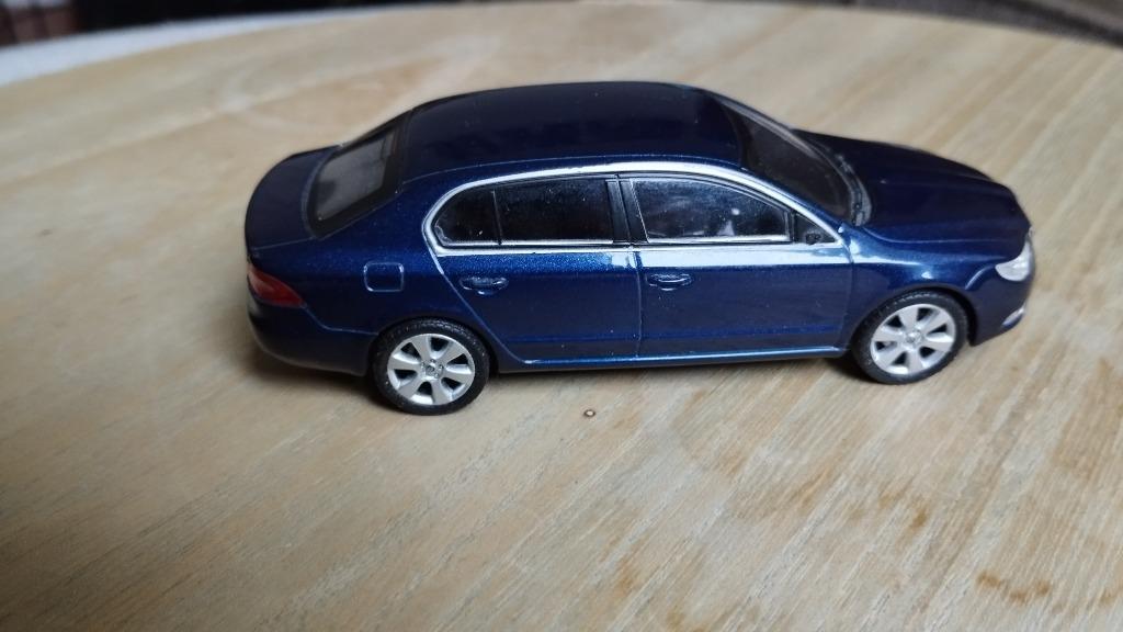 Skoda Superb 1/43 Abrex, Hobby & Loisirs créatifs, Envoi, Comme neuf, Voiture, Autres marques
