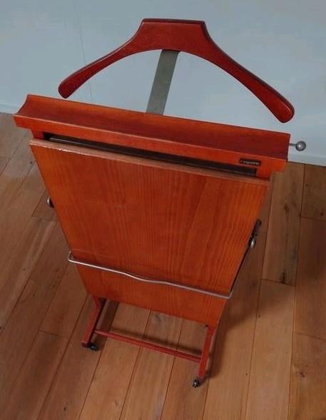 Porte costume et repasseuse de marque Reguitti, Ophalen