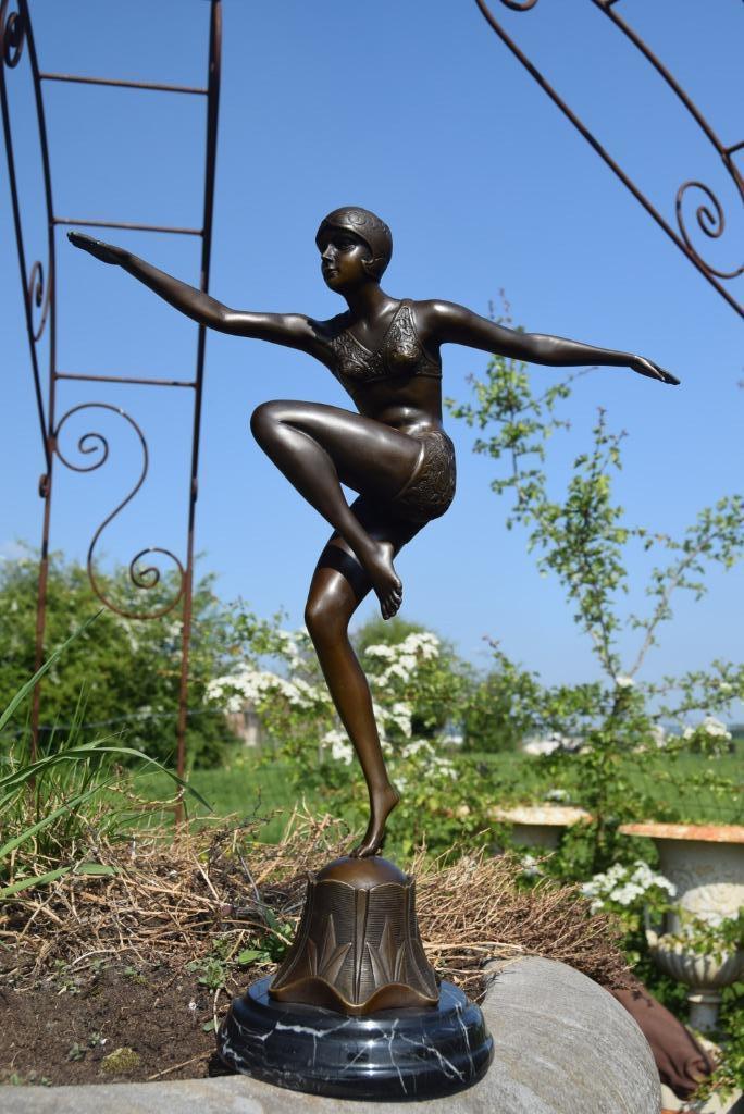 Statue en bronze signé sur socle en marbre (grande danseuse, Enlèvement ou Envoi, Bronze