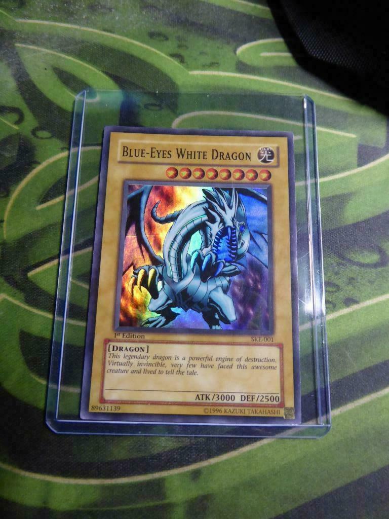 Carte Yu-Gi-Oh! "Blue-Eyes White Dragon" SKE-001 1st Edition, Enlèvement ou Envoi, Comme neuf, Carte(s) à jouer
