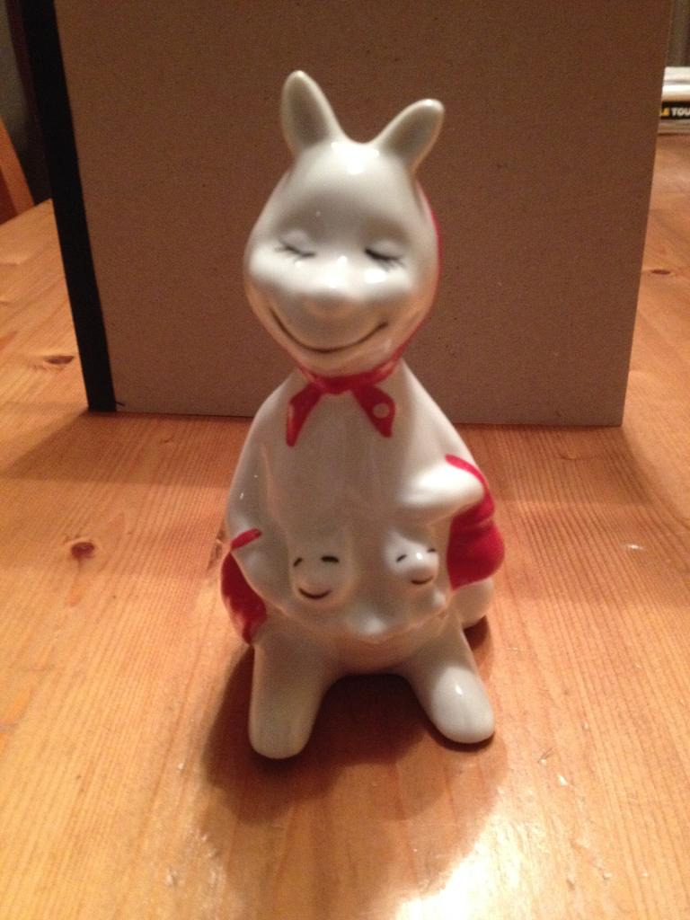 Kangoeroe moeder met twee jongen beeld porselein wit rood, Verzamelen, Beelden en Beeldjes, Zo goed als nieuw, Dier, Ophalen of Verzenden