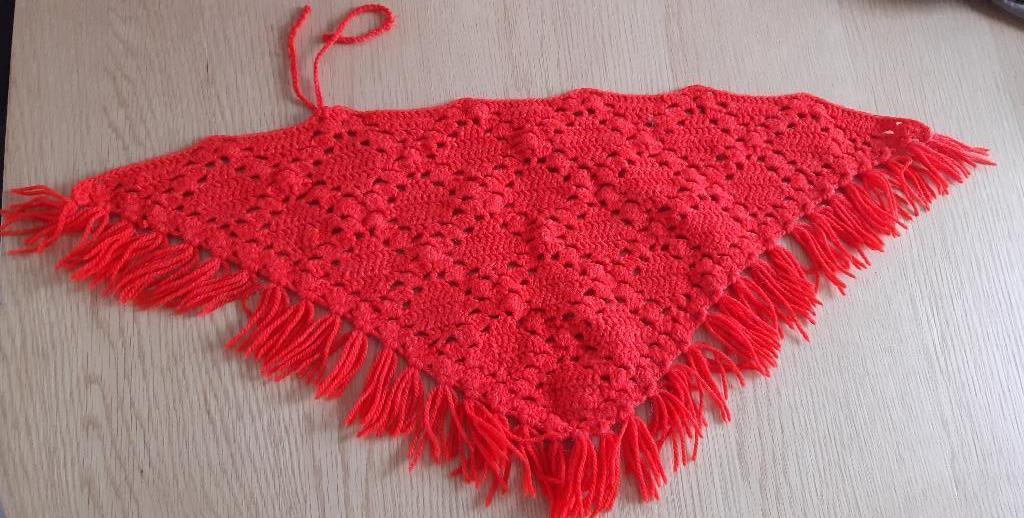 Pop – omslagdoek rood , gehaakt , driehoek 65x26cm, Ophalen of Verzenden, Zo goed als nieuw, Babypop