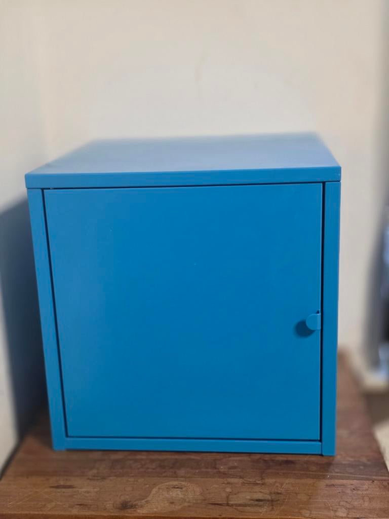 Ikea blauw metalen kastje, Enlèvement