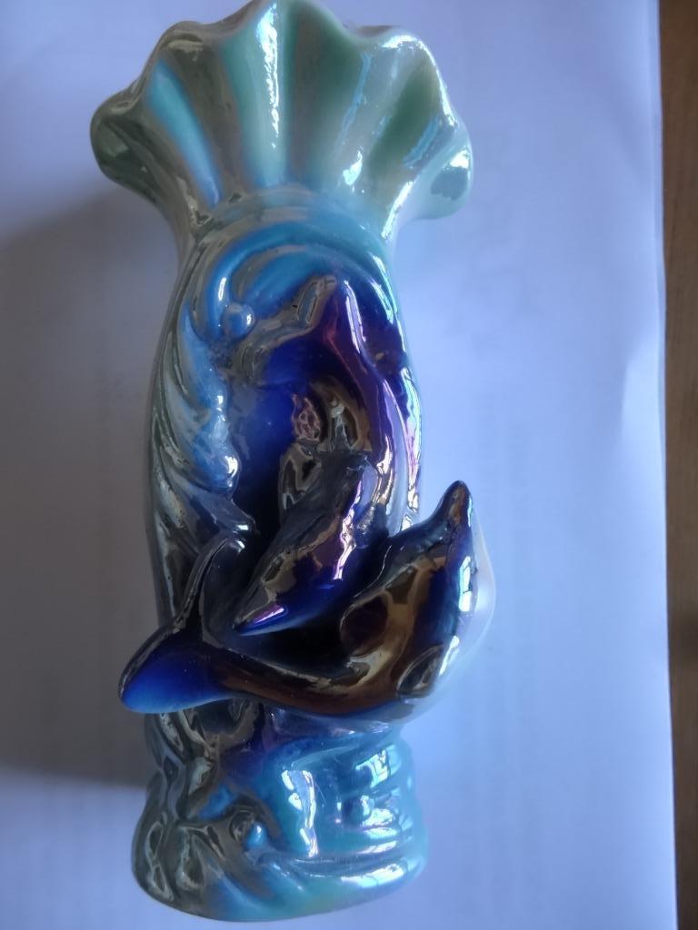 Mini vase bleu et blanc nacré kitch avec décor de dauphins, Enlèvement ou Envoi, Comme neuf, Bleu