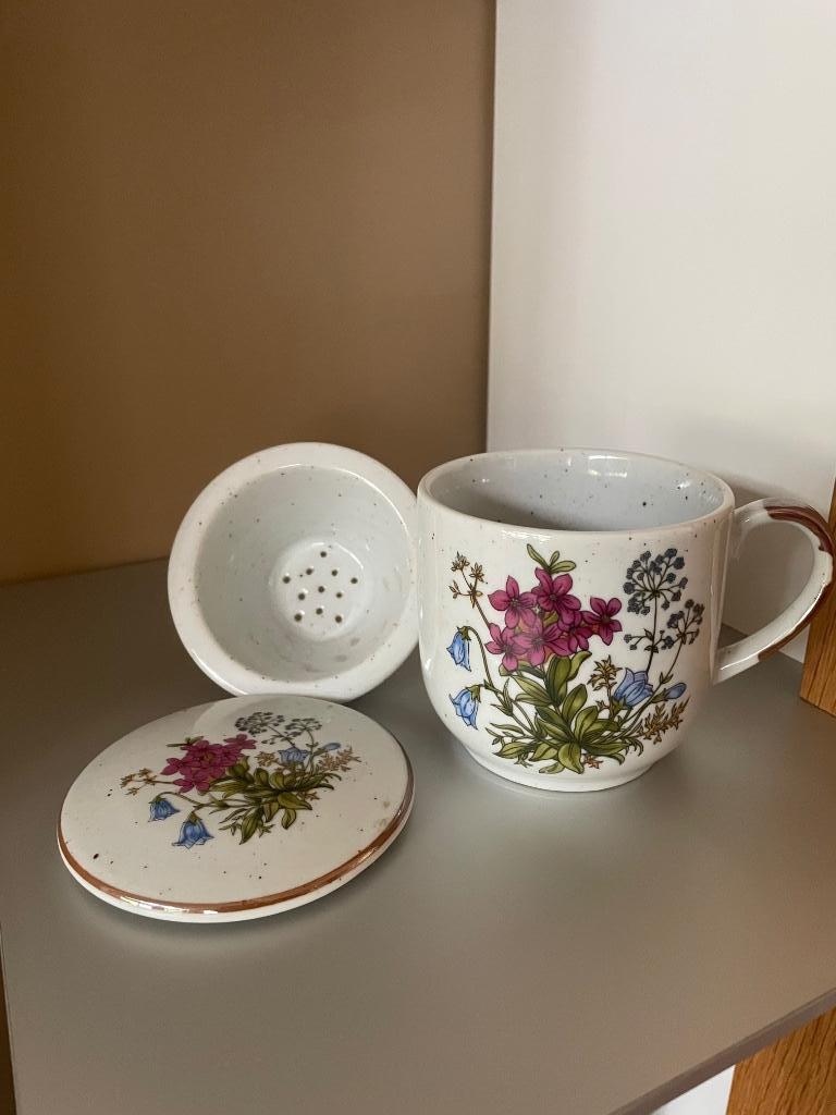 Superbe mug tisanière vintage avec couvercle et infuseur, Enlèvement ou Envoi, Poterie rustique, Céramique, Utilisé