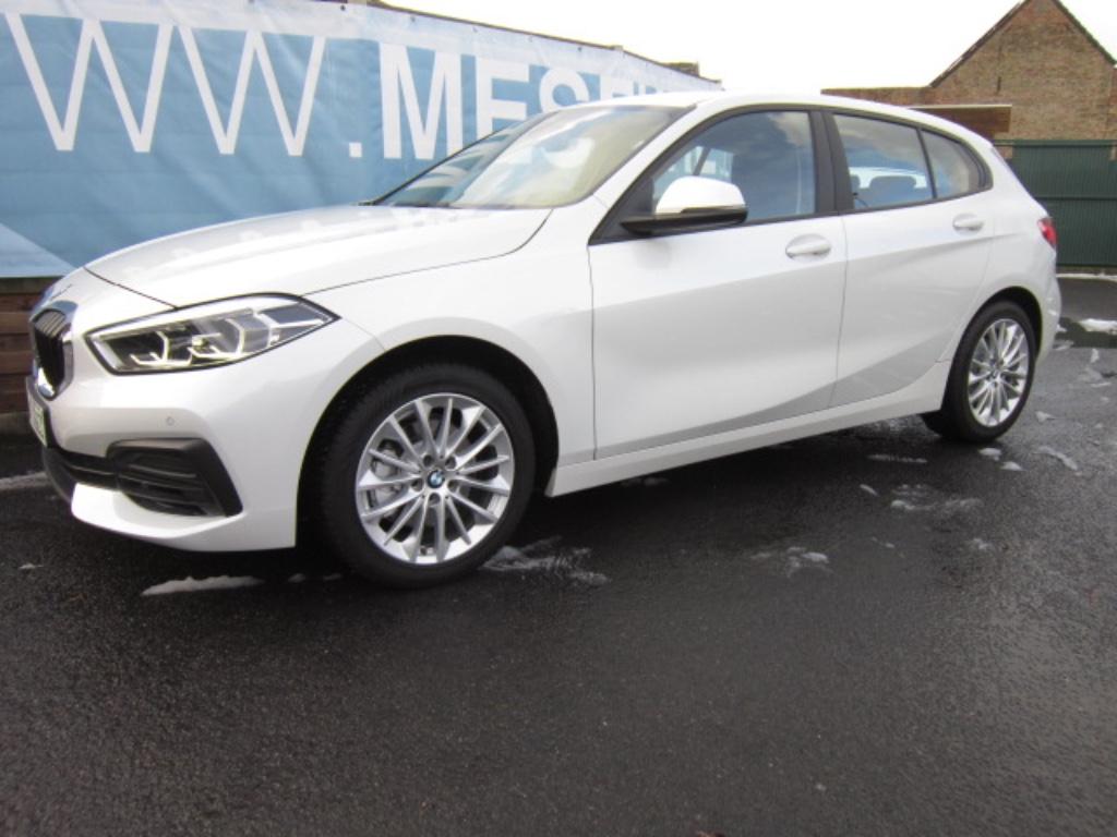 BMW 116i PROF NAVI + CARPLAY + TREKHAAK + KOPLAMP LED, Auto's, Voorwielaandrijving, Wit, Bedrijf, 5 deurs