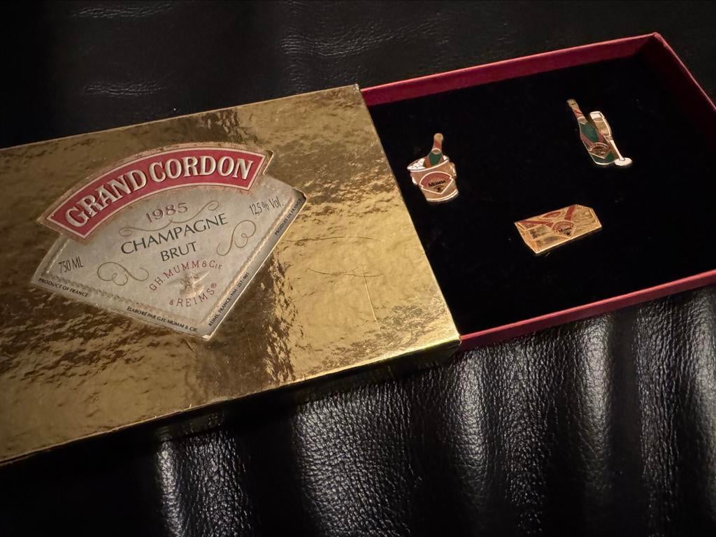 Limited edition pins Mumm champagne, Enlèvement ou Envoi, Comme neuf, Champagne