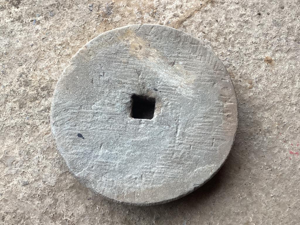 Ancienne meule, Enlèvement