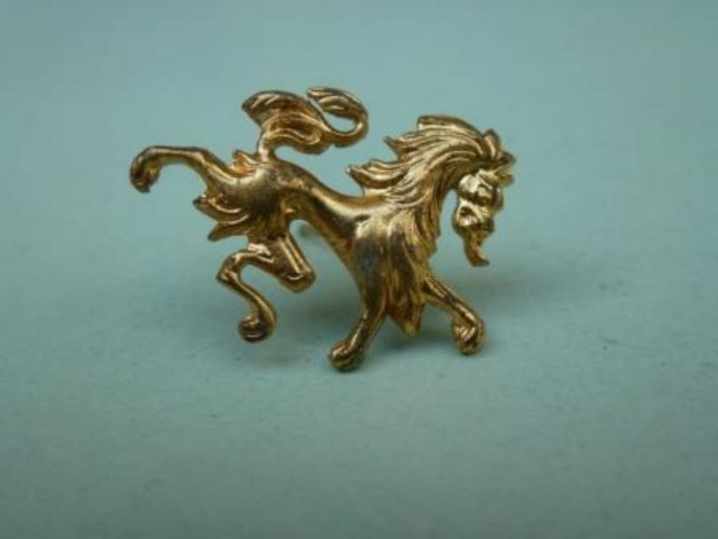 oud speldje paard van leger uniform (?), Verzamelen, Ophalen of Verzenden, Gebruikt, Dier of Natuur, Speldje of Pin
