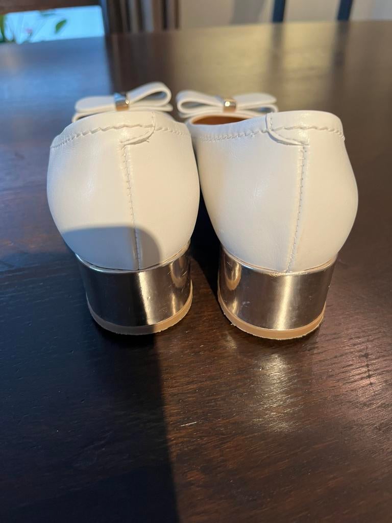 Mooie witte pump met klein hieltje, Ophalen, Zo goed als nieuw