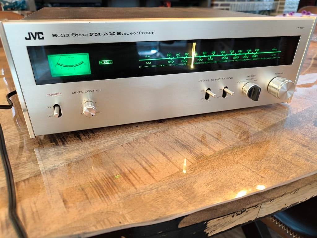 JVC VT-500  Tuner stéréo AM/FM à semi-conducteurs  (1973-197, Enlèvement ou Envoi, Utilisé