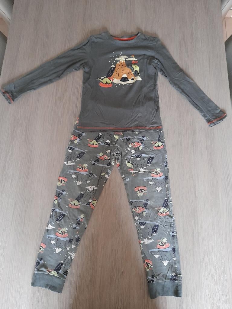Kaki pyjama met dino print op Hema 134/140, Nacht- of Onderkleding, Jongen of Meisje, Ophalen of Verzenden, Zo goed als nieuw