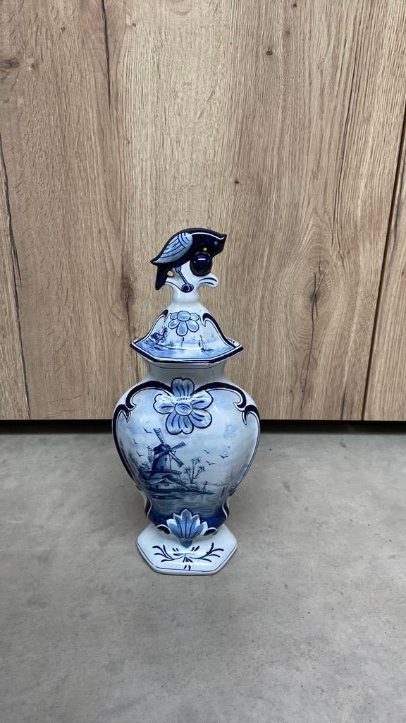 Delfstblauwe dekselvaas, Ophalen