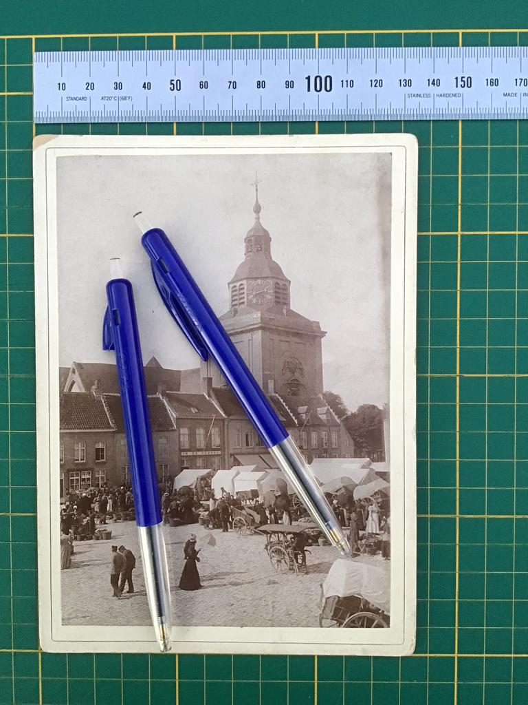 Originele foto Nieuwpoort 1890-1900 markt + beiaardtoren., Ophalen of Verzenden