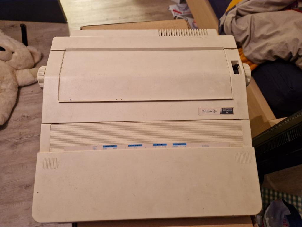 Machine à écrire électronique, Enlèvement, Utilisé