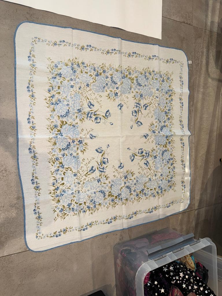 Nappe blanche à motifs fleurs bleues, Enlèvement ou Envoi, Neuf, Carré, Intérieur