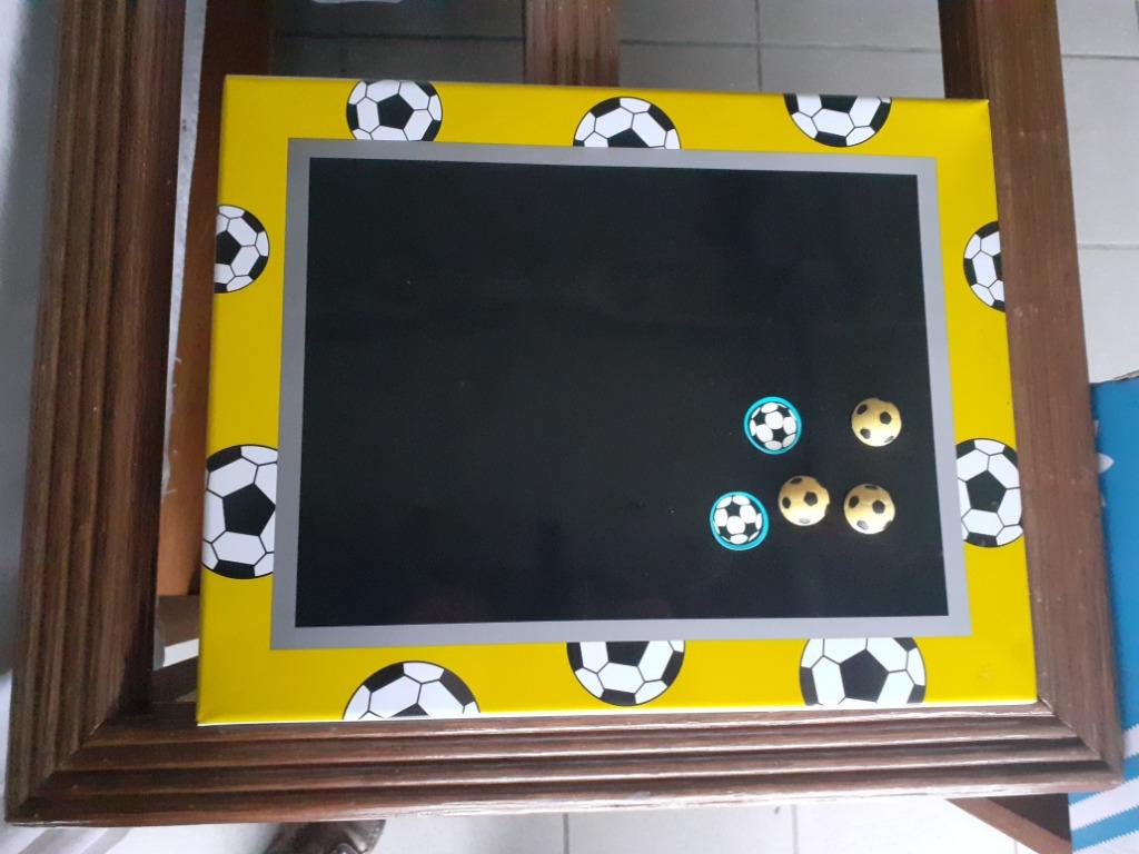 metalen voetbal-magneetbord, Huis en Inrichting, Woonaccessoires | Memoborden, Ophalen of Verzenden, Gebruikt, Magneetbord