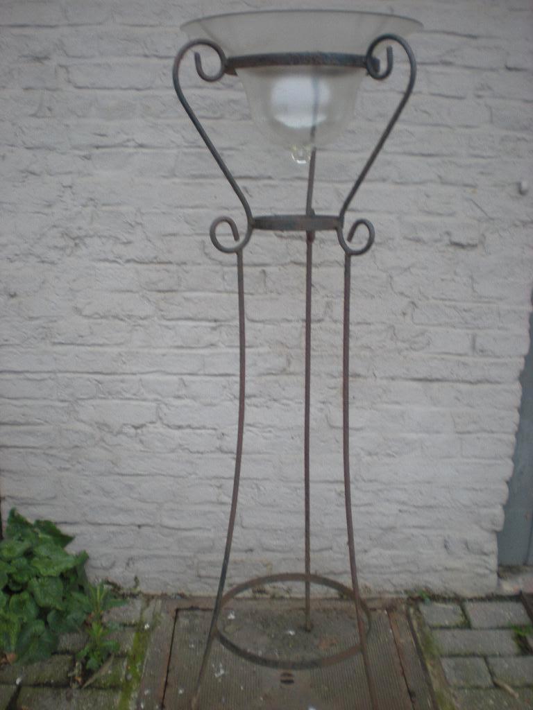 metalen plantenstaander (126 cm H) met glazen stolp, Tuin en Terras, Ophalen, Gebruikt