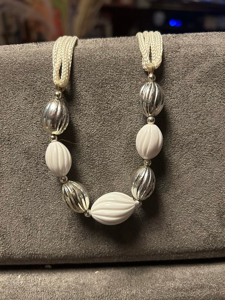 Très beau collier perles blanches et argentées, Handtassen en Accessoires, Kettingen, Gebruikt, Wit, Overige materialen