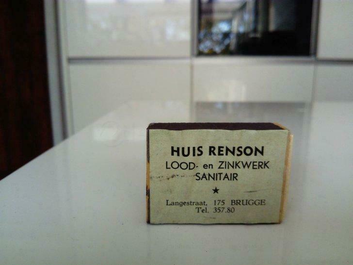 Vintage houten luciferdoosje huis renson Brugge, Enlèvement ou Envoi, Utilisé, Boîtes ou marques d'allumettes