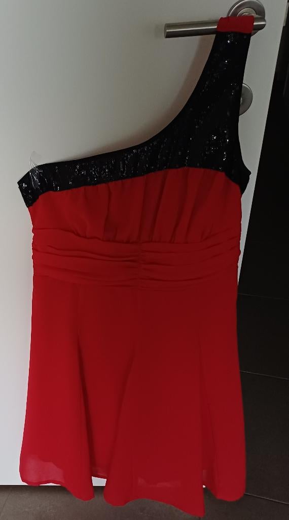 rood kleedje met zwarte boord en 1 schouderbandje, Kleding | Dames, Maat 38/40 (M), Verzenden, Nieuw, Boven de knie