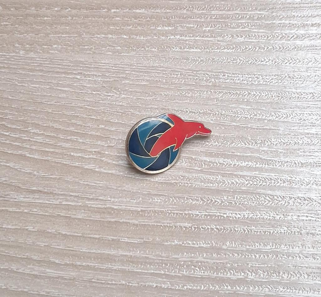 PIN - LOGO - DOLFIJN - DAUPHIN - DOLPHIN, Verzenden, Gebruikt, Dier of Natuur, Speldje of Pin