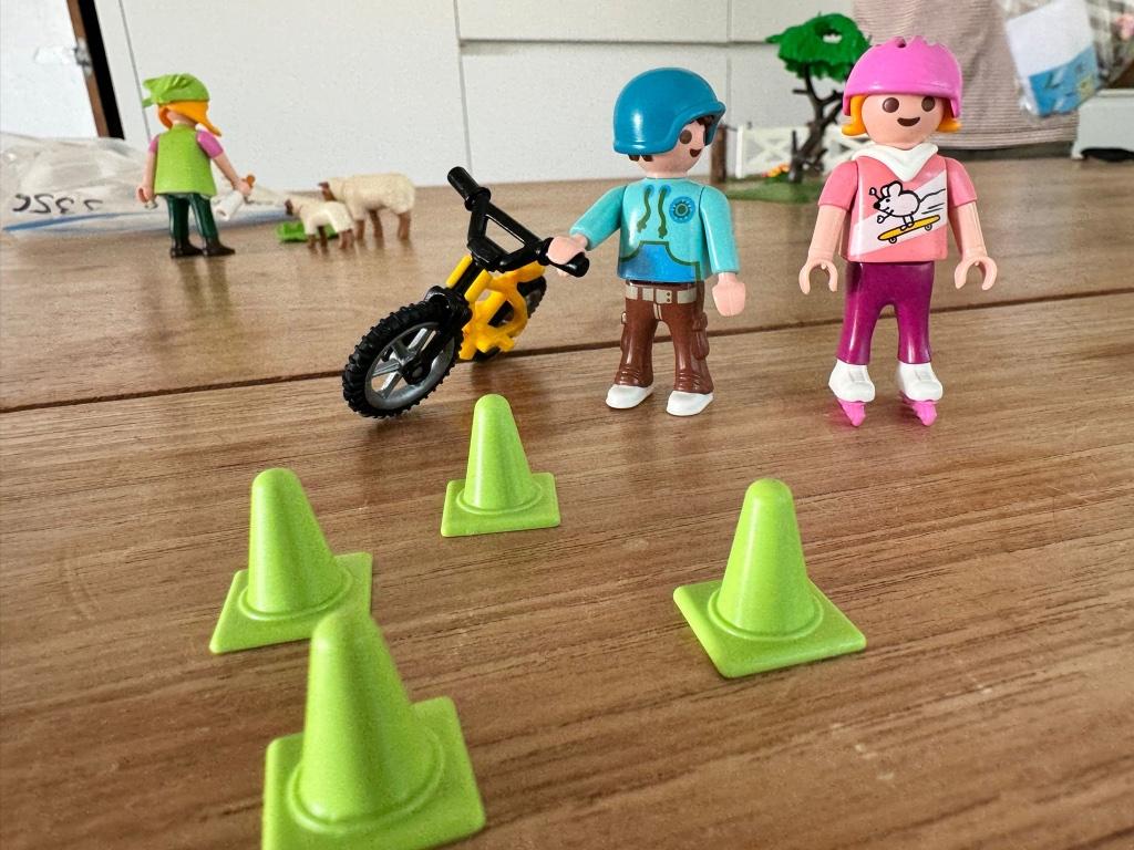 Playmobil 70061 - kinderen met fiets en skates, Kinderen en Baby's, Speelgoed | Playmobil, Ophalen of Verzenden, Zo goed als nieuw