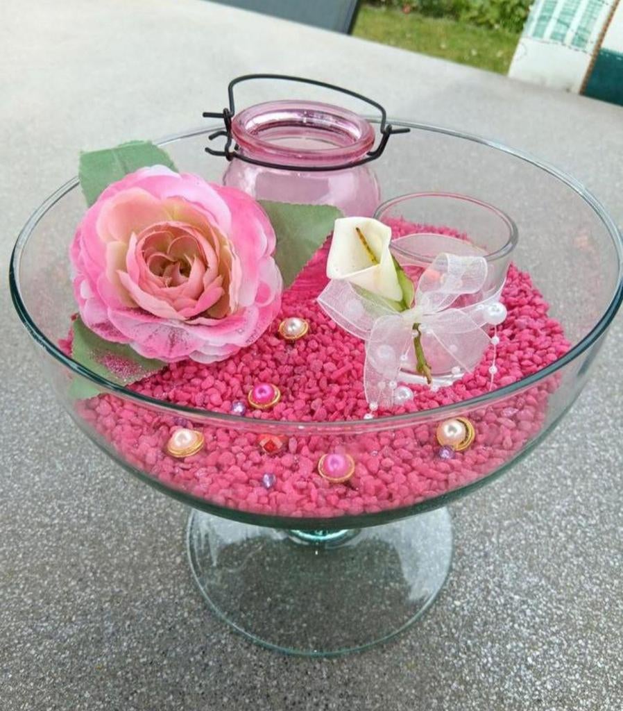 Decoratieve schaal op voet gevuld met roze deco, Ophalen of Verzenden, Zo goed als nieuw