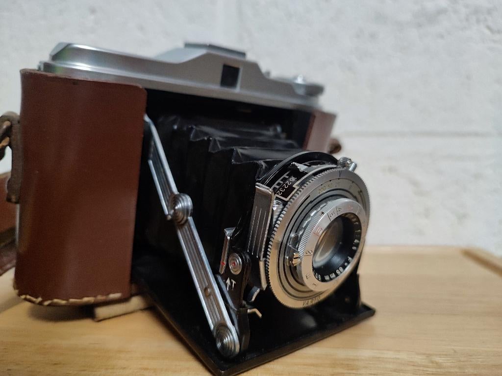 Agfa Isolette camera met leren etui, Ophalen