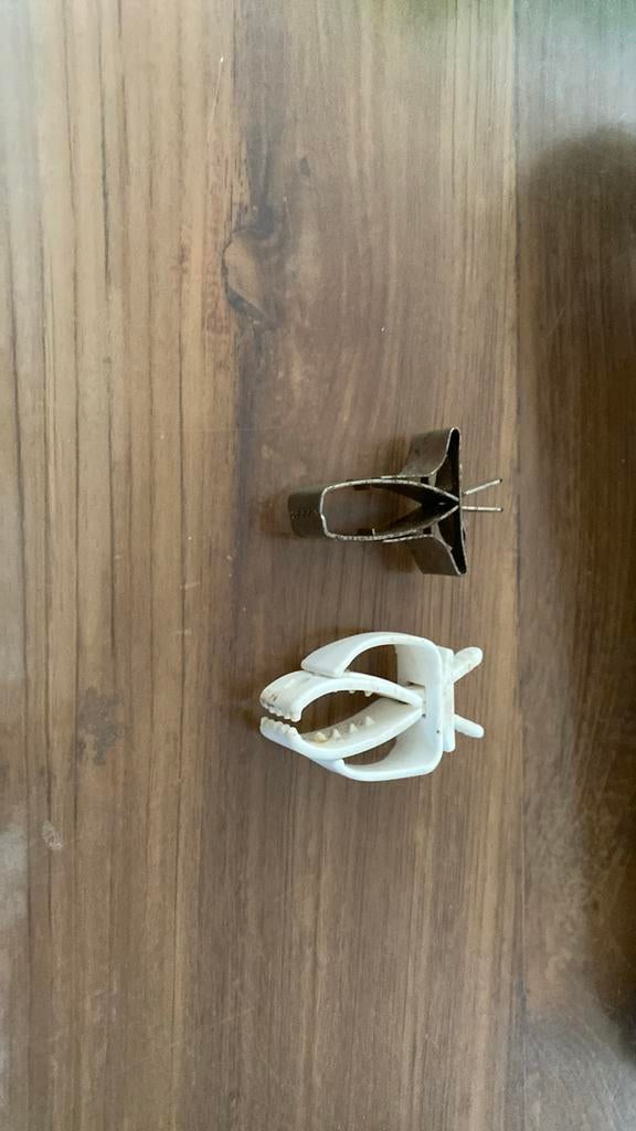 Sepia klemmen 2 stuks waarvan 1 witte plastiek en 1 in metaa, Dieren en Toebehoren, Ophalen, Metaal