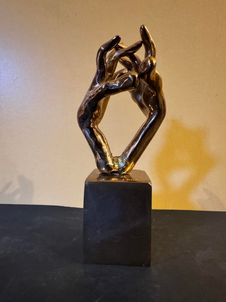 Kunstwerkje Yves Lohé: Verstrengelde handen in brons, Antiek en Kunst, Ophalen of Verzenden, Brons