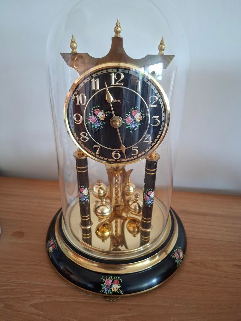 Horloge avec une horloge sous une cloche, Enlèvement