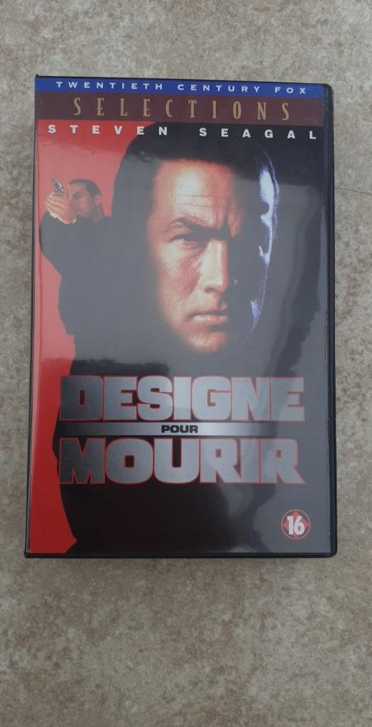 vidéo vhs : Designe pour mourir, Enlèvement ou Envoi, Neuf, dans son emballage, Action et Aventure