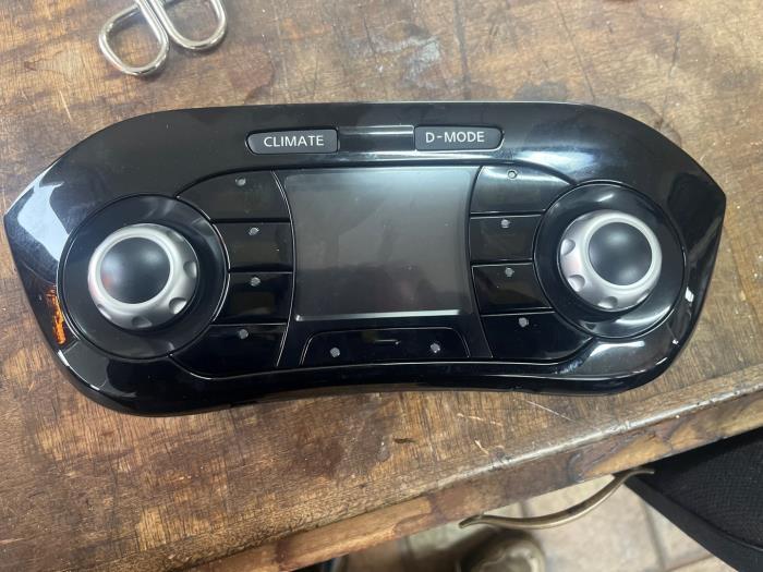 Panneau climatronic d'un Nissan Juke, -, 3 mois de garantie, Utilisé, -