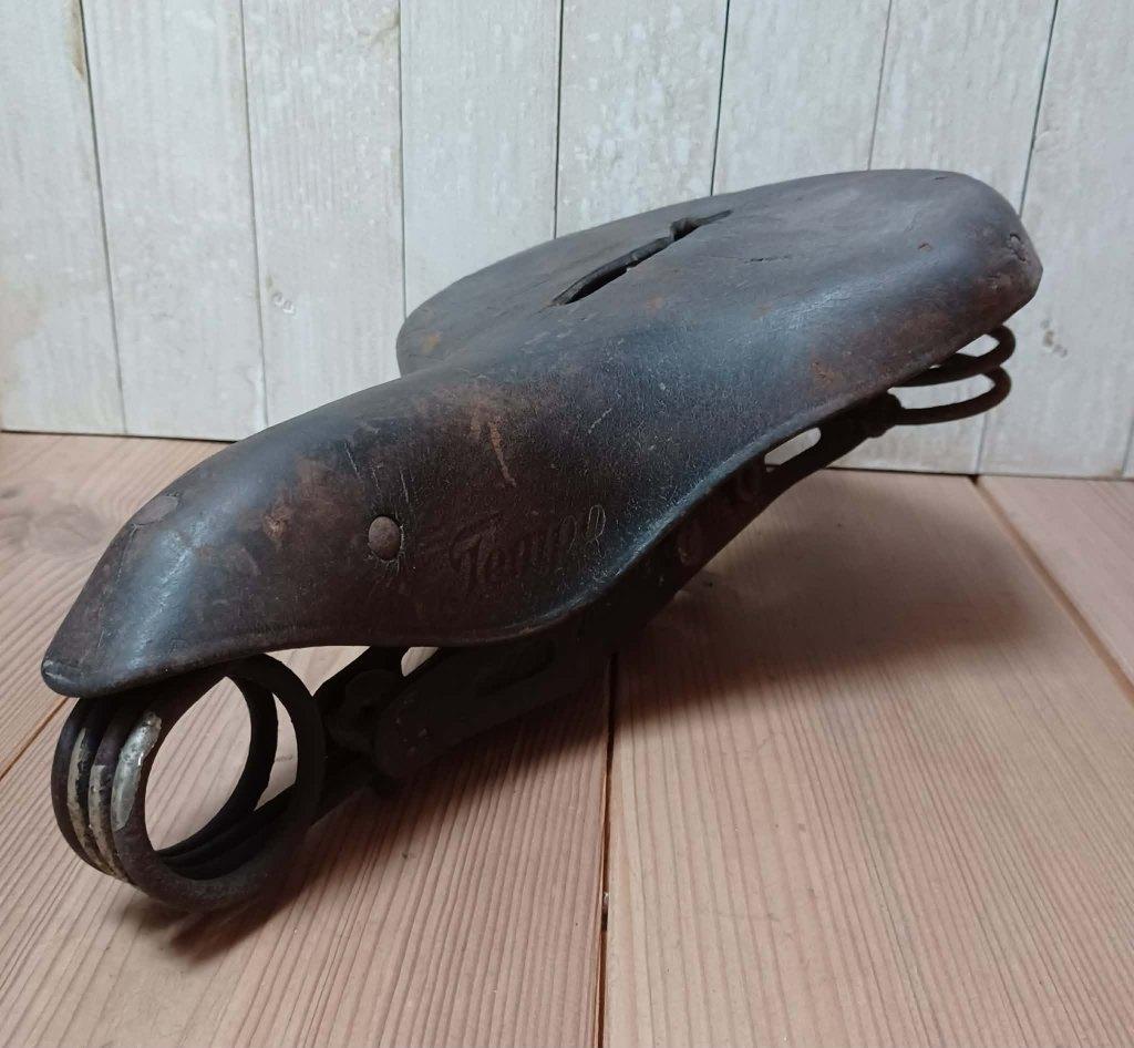 Selle deux roues avant guerre, Enlèvement, Selle