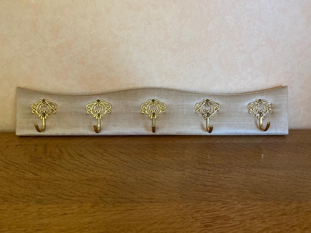 Vintage kapstok in fluweel met 5 gouden haken, Huis en Inrichting, Verzenden