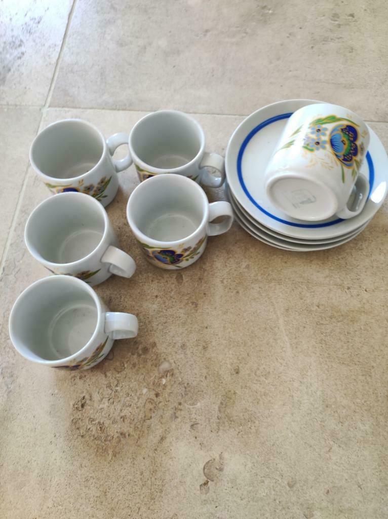 6 mokka kopjes met schotels, Huis en Inrichting, Keuken | Servies, Ophalen of Verzenden, Zo goed als nieuw, Porselein, Compleet servies