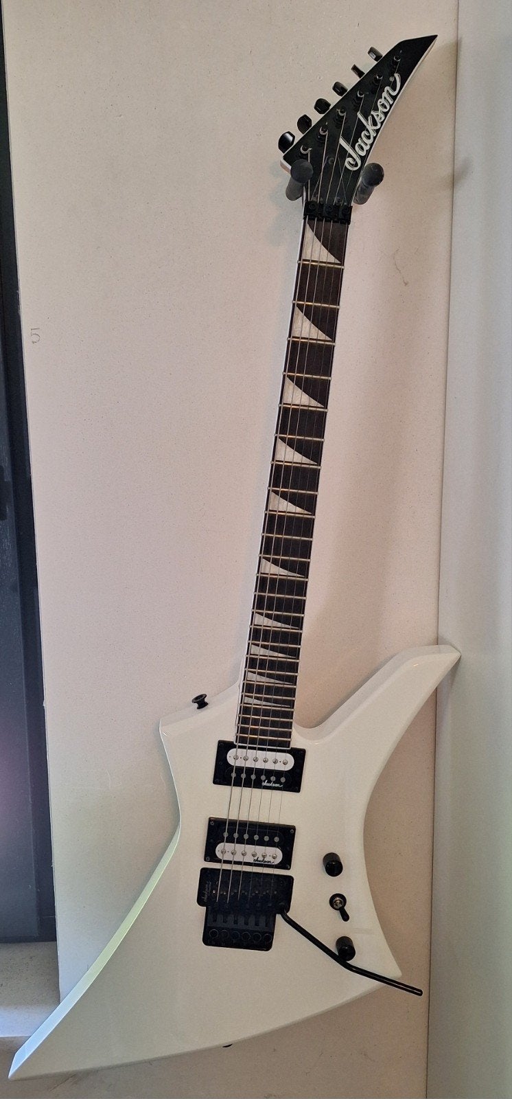 Jackson JS Kelly snow white, Ophalen