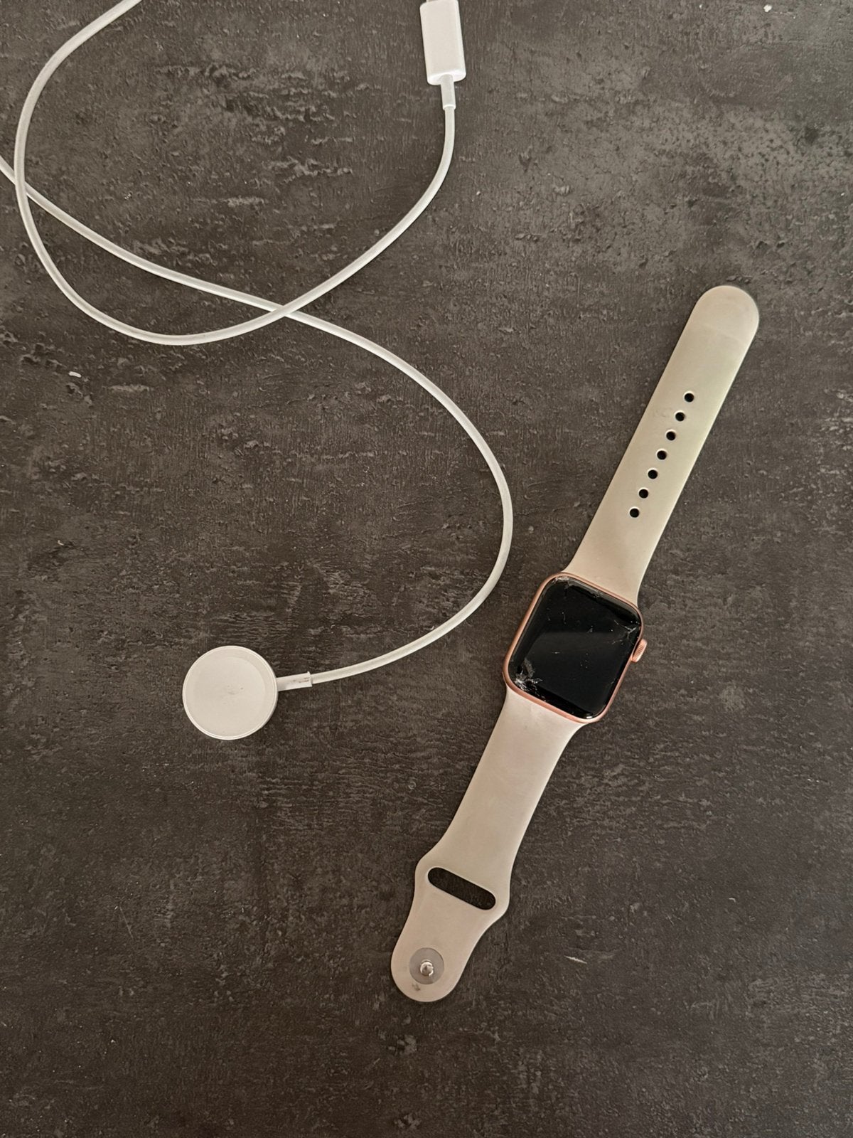 Apple Watch SE - fonctionne parfaitement, juste fissurée, Bijoux, Sacs & Beauté, Montres connectées, Étanche, Enlèvement ou Envoi