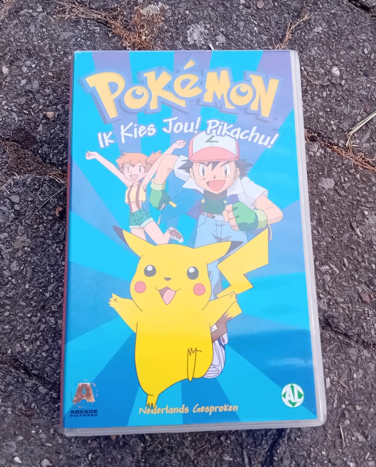 VHS cassette Pokémon Pikachu met Nintendo Gameboy reclame, Cd's en Dvd's, Ophalen of Verzenden, Zo goed als nieuw, Verhaal of Sprookje