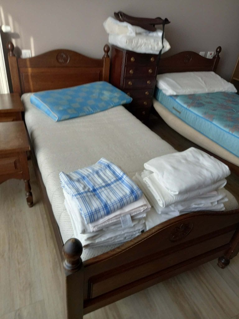 Chambre en chêne brun foncé massif, placard 4 portes, Maison & Meubles, Chambre à coucher | Chambres à coucher complètes, Enlèvement