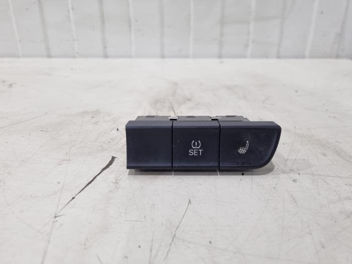 Commutateur chauffage siège d'un Audi A1, Autos : Pièces & Accessoires, Habitacle & Garnissage, Audi, Utilisé, 3 mois de garantie