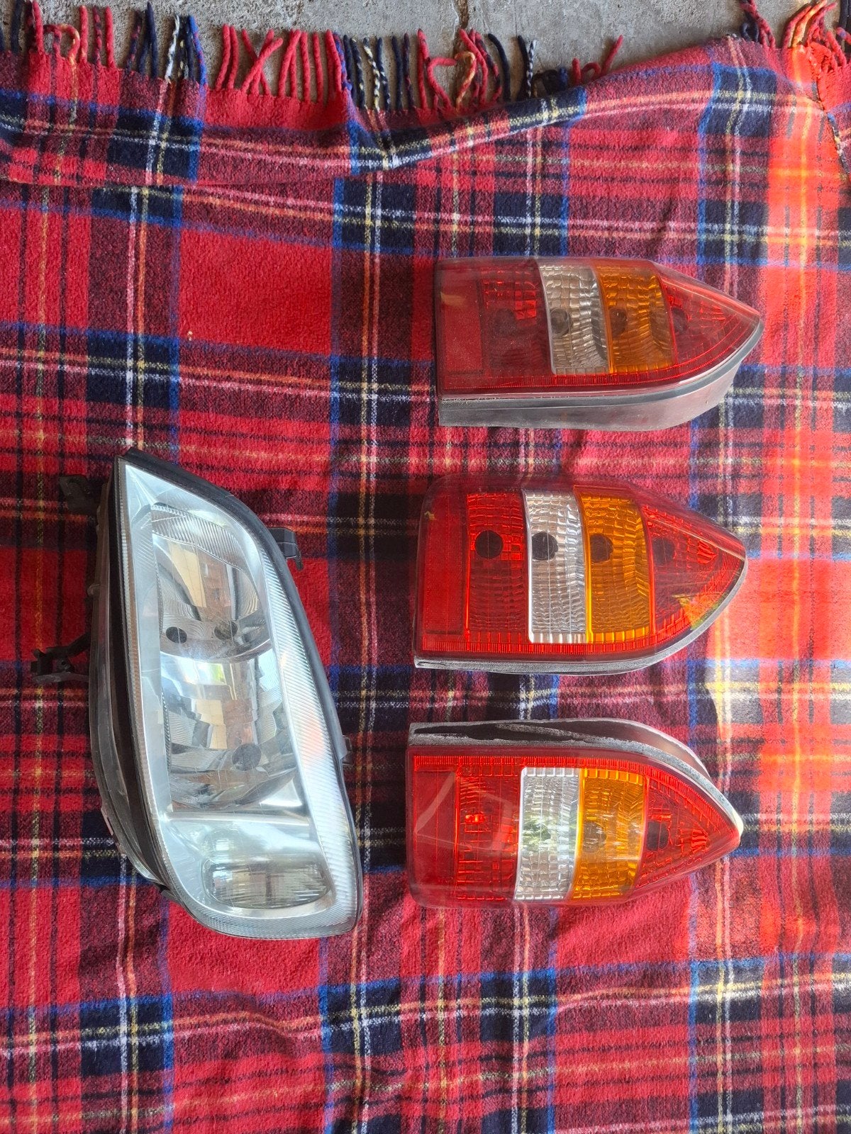 Achterlichten Opel zafira en 1 koplamp met reserve stukken, Auto-onderdelen, Ophalen, Opel