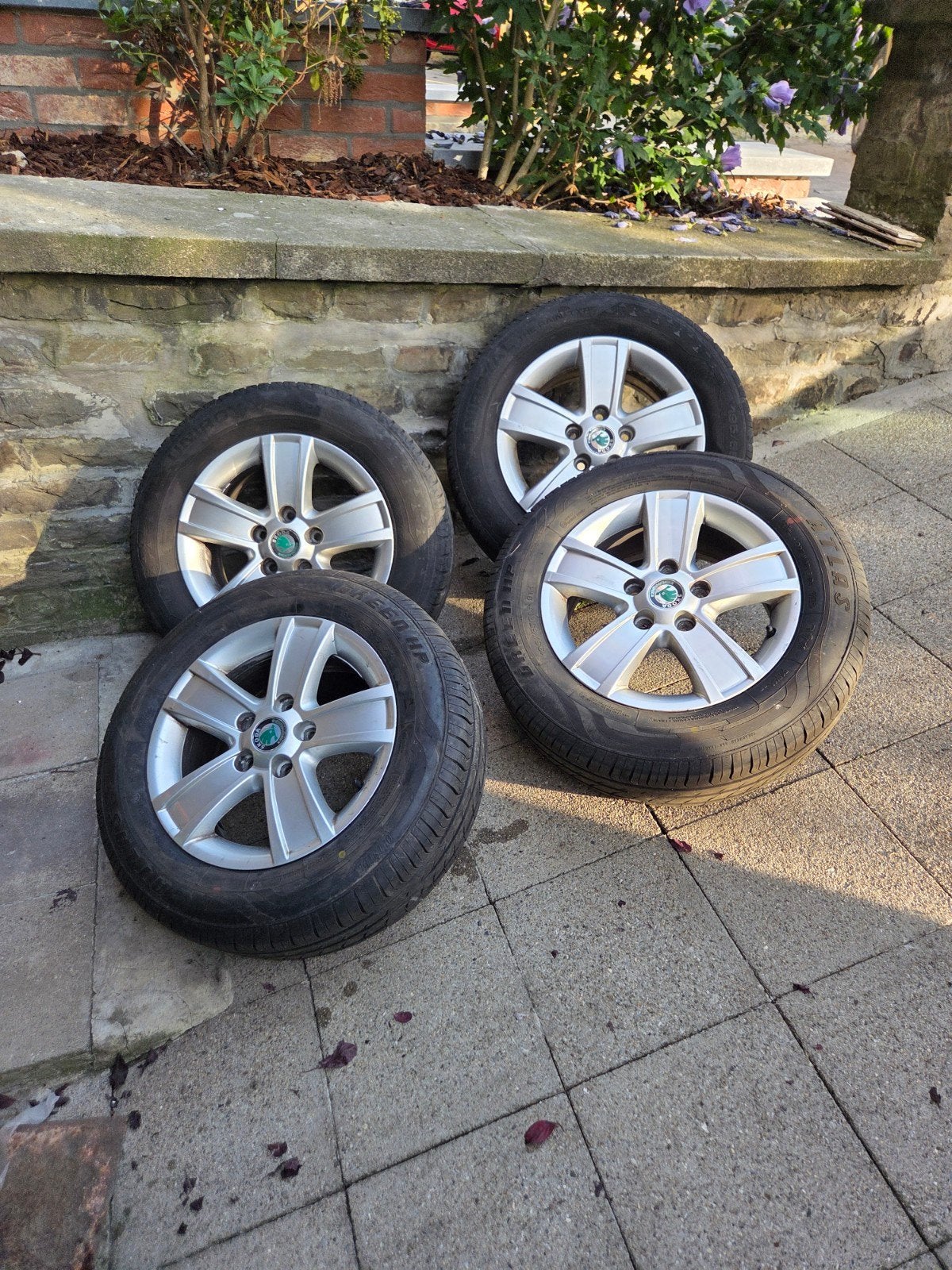 4PNEUS &JANTES ALUMINIUM POUR SKODA, Auto-onderdelen, Ophalen, 15 inch, Banden en Velgen, Personenwagen
