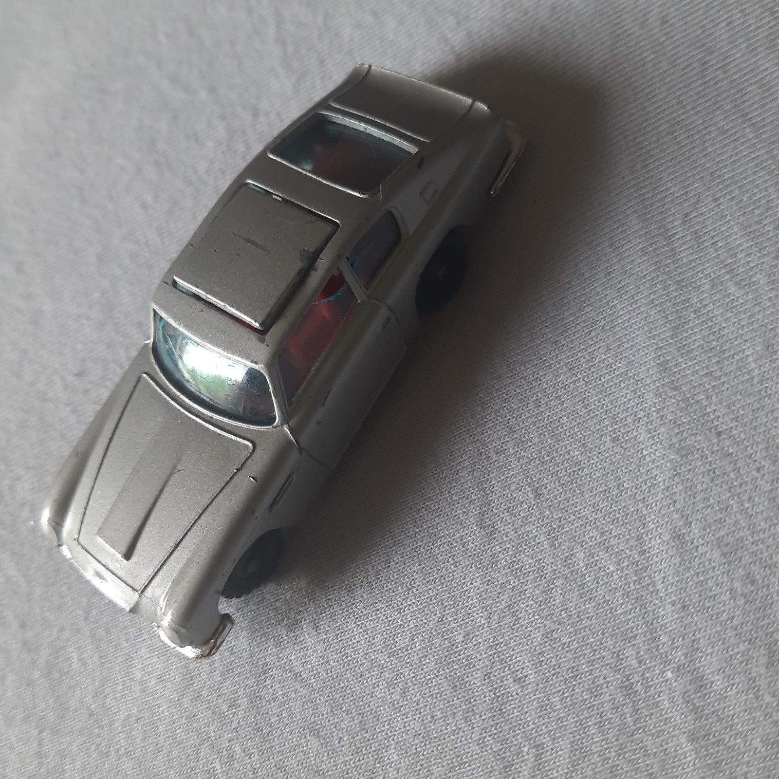 HUSKY UK 1:64 *ASTON MARTIN DB5 JAMES BOND GOLDFINGER *RARE, Enlèvement, Comme neuf, Voiture, Autres marques