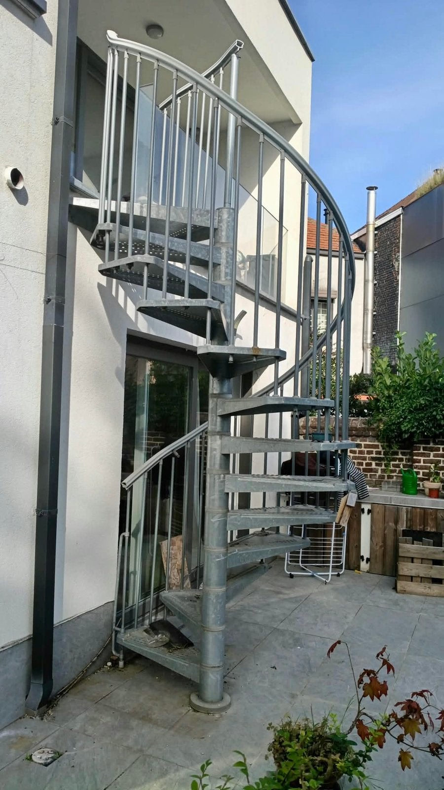 Escalier colimaçon, Enlèvement, Comme neuf