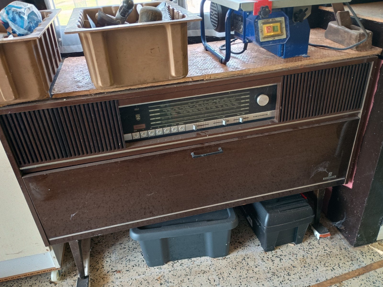 Grundig radio en platenspeler, Enlèvement